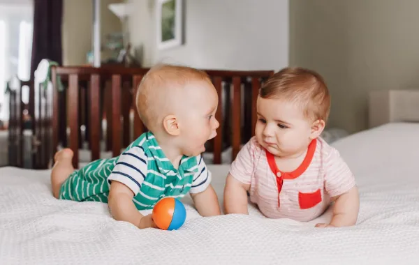 صورة لطفلين يتحدثان بلغتهما الخاصة