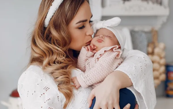 صورة تعبر عن فرحة أم بمولودها