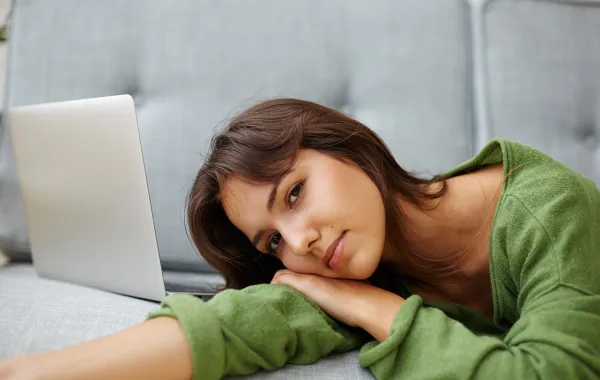 امرأة تشعر بالكسل-   Image by pvproductions on Freepik