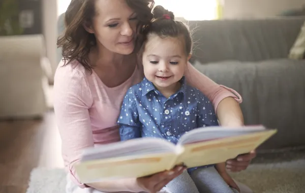 صورة لأم مع طفلتها