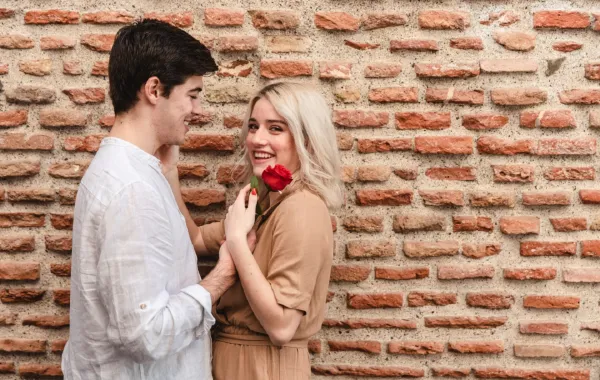 كيف أعرف أن رجل القوس معجب بي؟