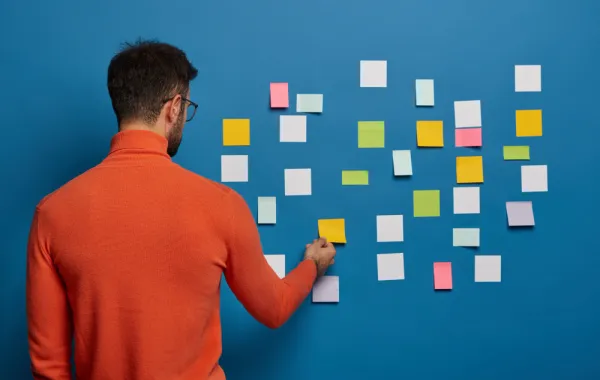 شاب يدون أهداف العام الجديد- المصدر freepik