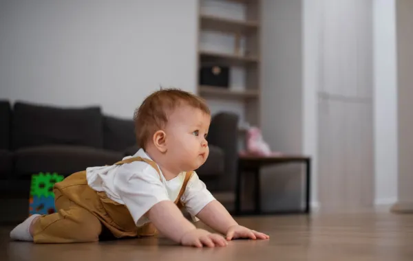 صورة لطفل يستعد للحبو