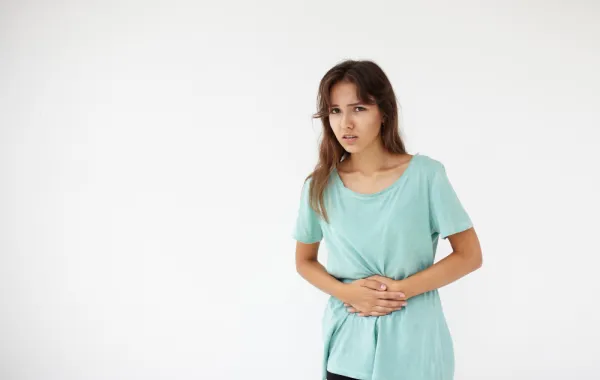 امراة تشعر بألم في البطن - المصدر freepik