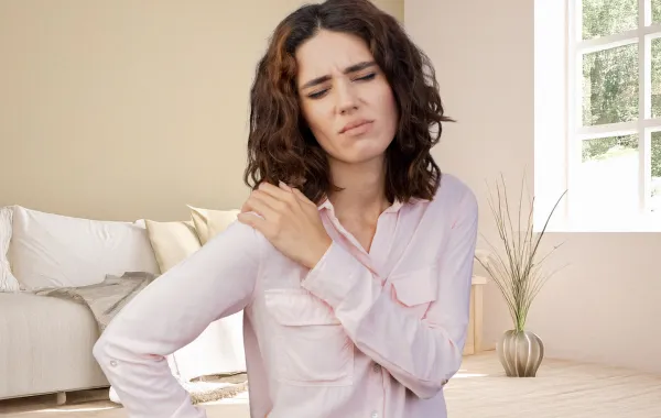 امرأة تعاني من أعراض نقص بعض الفيتامينات