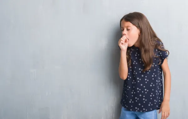 صورة لطفلة تسعل