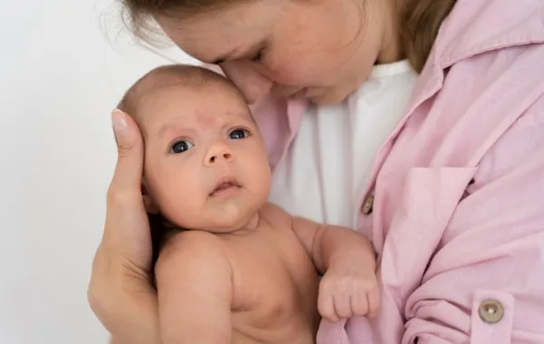 صورة لأم تحمل طفلها