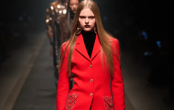 بليزر من فيرساتشي Versace - الصورة من Launchmetrics/Spotlight ©