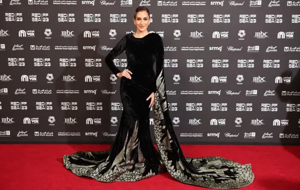 أمينة خليلAmina Khalil   فستان طوني ورد (مصدر الصورة: Daniele Venturelli/Getty Images for The Red Sea International Film Festival)