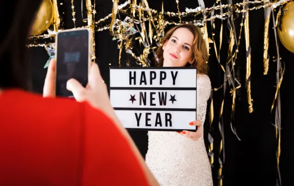 صديقتان تحتفلان برأس السنة الميلادية