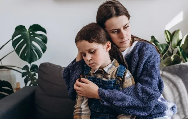 صورة لأم تحضن طفلتها