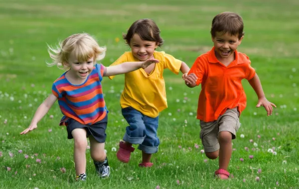 صورة لأطفال يجرون في الهواء الطلق