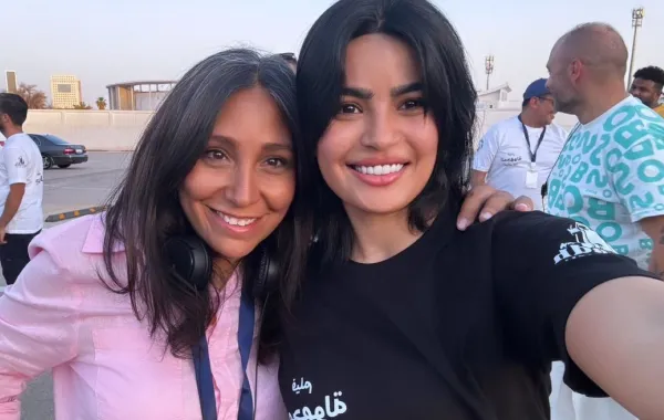 ميلاالزهراني والمخرجة هيفاء المنصور من موقع تصوير فيلم "المجهولة"- الصورة من حساب ميلاالزهراني على إكس