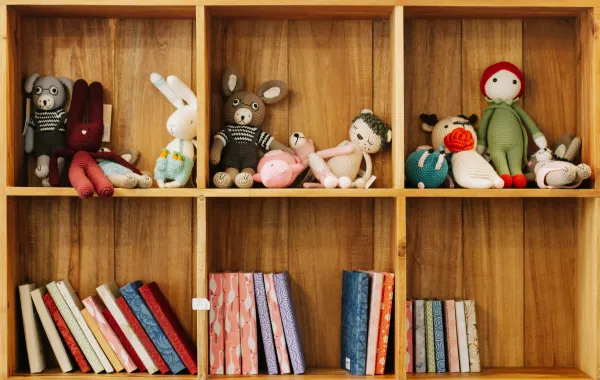 رفوف لألعاب الأطفال وكتبهم