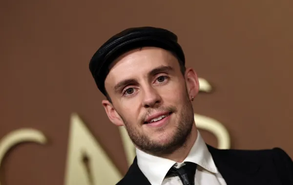 هاري لايتون مخرج فيلم Pillion في حفل توزيع جوائز الأوسكار 2025 ( Harry Layton, director of the film Pillion, at the 2025 Academy Awards ceremony ). مصدر الصورة: VALERIE MACON / AFP