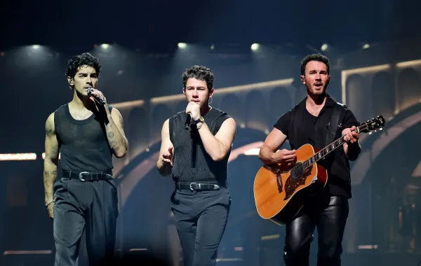 جو جوناس، نيك جوناس، وكيفن جوناس في إنجلوود، كاليفورنيا (Joe Jonas, Nick Jonas, and Kevin Jonas in Inglewood, California). مصدر الصورة: Amy Sussman/Getty Images for Live Nation/AFP