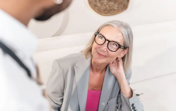 امرأة خمسينية في عيادة الطبيب- المصدر: pexels-anthonyshkraba