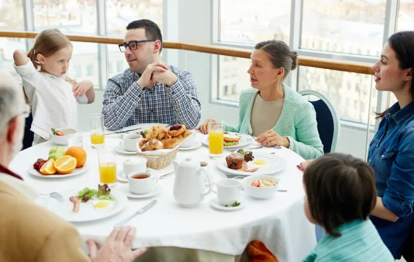 صورة لعائلة تتناول الطعام