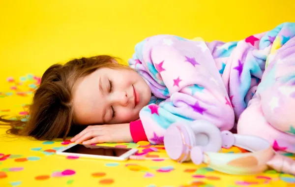 صورة تعبيرية لطفلة تغفو بين الألوان