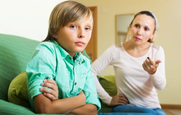 صورة لأم تعاتب طفلها بقسوة