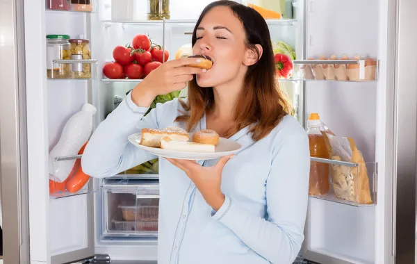سيدة تشعر بالجوع حتى بعد تناول وجبة كبيرة