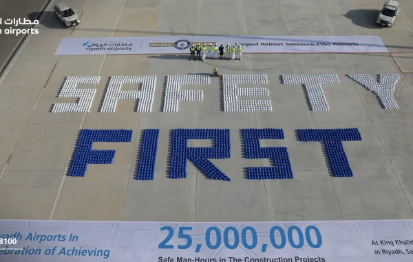 تشكيل أكبر جملة بخوذات السلامة  باستخدام 2.560 خوذة - الصورة من الحساب الرسمي لمطارات الرياض على منصة إكس