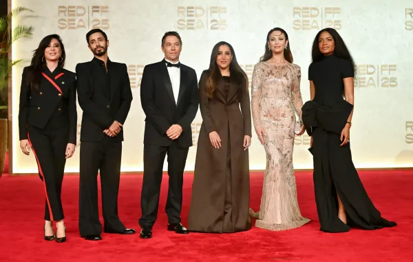 جمانا الراشد رئيسة مجلس أمناء مؤسسة البحر الأحمر السينمائي تتوسط أعضاء لجنة تحكيم مسابقة البحر الأحمر للأفلام - مصدر الصورة Eamonn M. McCormack/Getty Images for The Red Sea International Film Festival