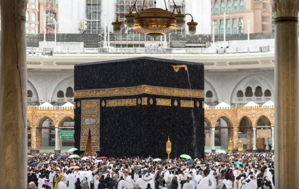 الكعبة المشرفة لحظة هطول الأمطار 