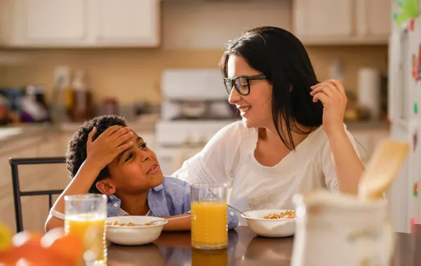 صورة حديث أم وابنها على الطعام