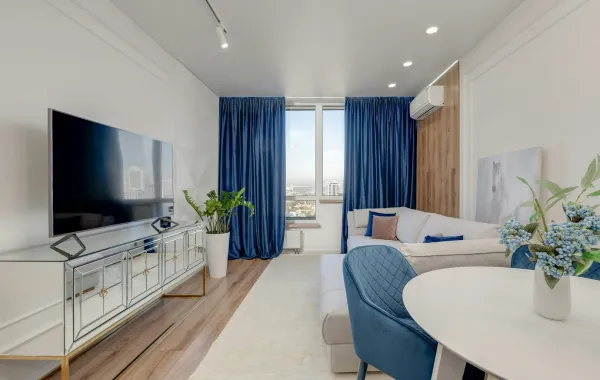 غرفة معيشة منزلية مميزة بستائرها