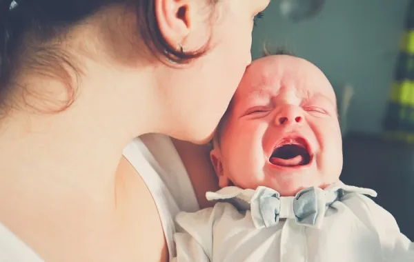 صورة لرضيع يبكي