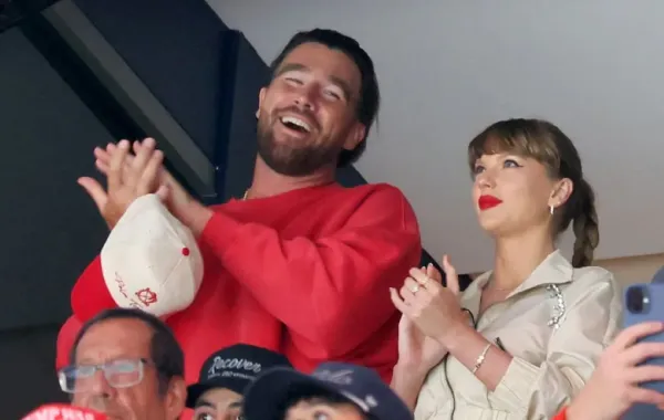 ترافيس كيلسي وتايلور سويفت في قاعة أميرانت بنك أرينا في صن رايز، فلوريدا (Travis Kelce and Taylor Swift at Amerant Bank Arena in Sunrise, Florida). مصدر الصورة: Bruce Bennett/Getty Images/AFP