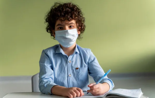 صورة لطفل يرتدي كمامة في المدرسة
