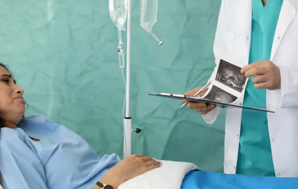 صورة لطبيب يفحص امراة