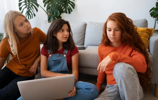 صورة لمراهقات أمام الشاشة