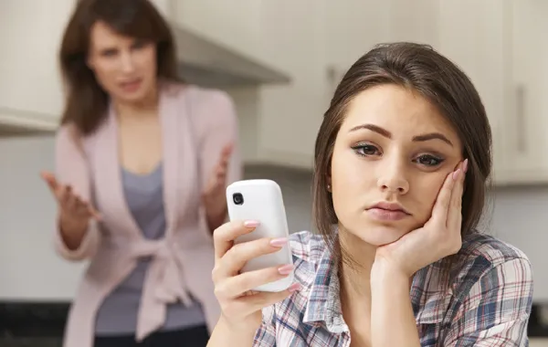 صورة لمراهقة بالجوال وأم تعترض