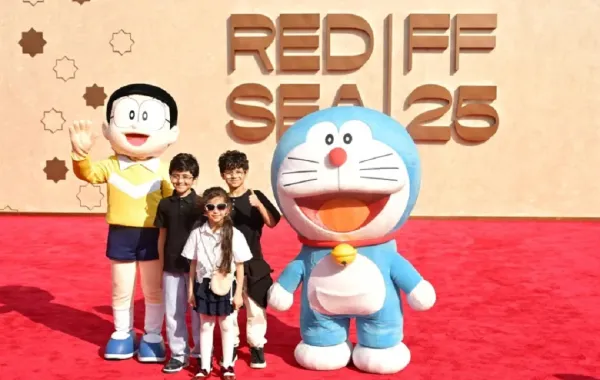 السجادة الحمراء لفيلم الأنيميشن الياباني دورايمون: نوبيتا في عالم اللوحات. مصدر الصورة: Eamonn M. McCormack/Getty Images for The Red Sea International Film Festival