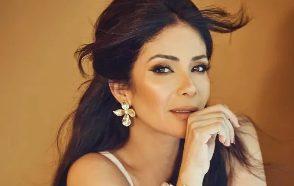 أحمد حلمي وجميلة عوض وزوجها أبرز الحضور.. نجوم في العرض الخاص لفيلم لست دعماً لـ منى زكي