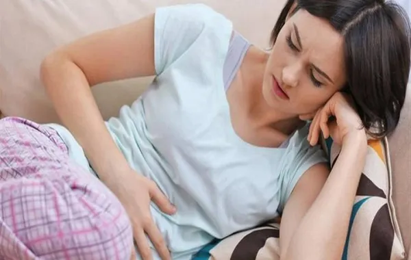 صورة لحامل تشعر بتقلصات بالبطن