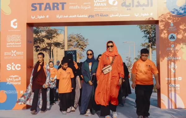 "خطوة لها "مسيرة لجمعية أمان للحماية من الإيذاء لمناهضة العنف ضد المرأة 