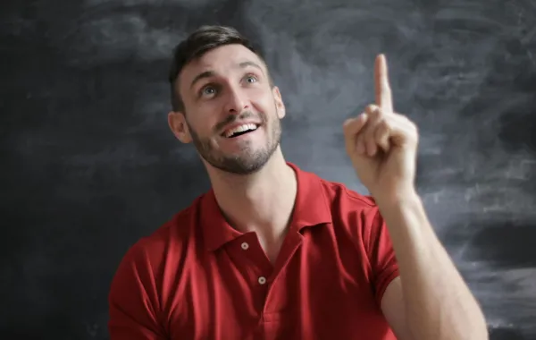 شاب يفكر في شخصيته ويريد اكتشافها