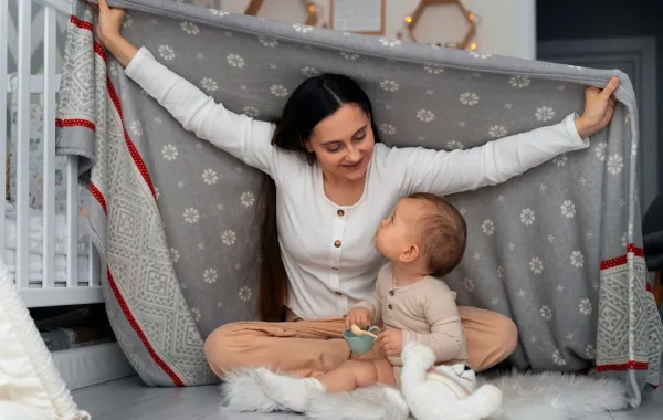 صورة لأم تلعب مع طفلها