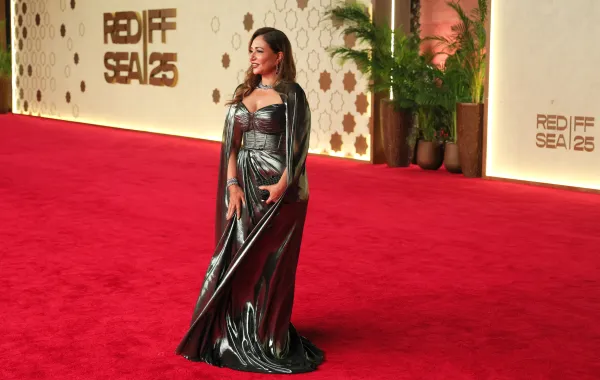 النجمة ليلى علوي على سجادة مهرجان البحر الأحمر السينمائي 2025- (مصدر الصورة (Photo by Vittorio Zunino Celotto/Getty Images for The Red Sea International Film Festival)