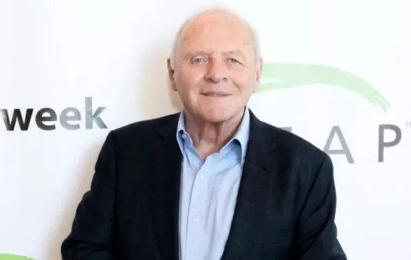 أنتوني هوبكنز في لوس أنجلوس، كاليفورنيا (Anthony Hopkins in Los Angeles, California). مصدر الصورة: Greg Doherty/Getty Images/AFP