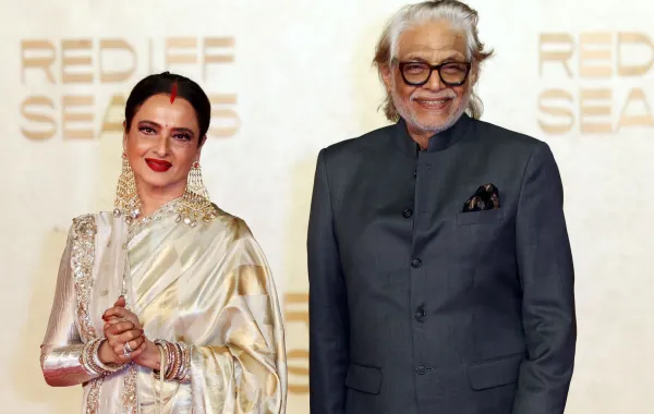 ريخا Rekha ومظفر علي Muzaffar Ali من مهرجان البحر الأحمر السينمائي 2025. مصدر الصورة: Hoda Davaine/Getty Images for The Red Sea International Film Festival