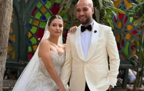 حاتم صلاح وعروسه نهلة راغب- الصورة من مكتبه الصحفي