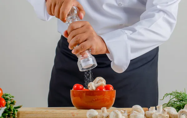 ما الذي يحدث داخل جسمك عندما تقلّلين من تناول الملح؟ Image by 8photo on Freepik