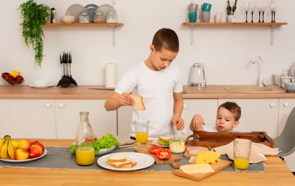 صورة لأطفال يتناولون الجبن الطبيعي على مائدة الإفطار