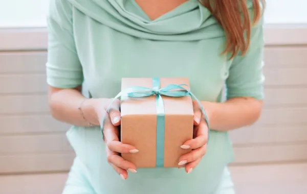 صورة حامل تحمل الهدية