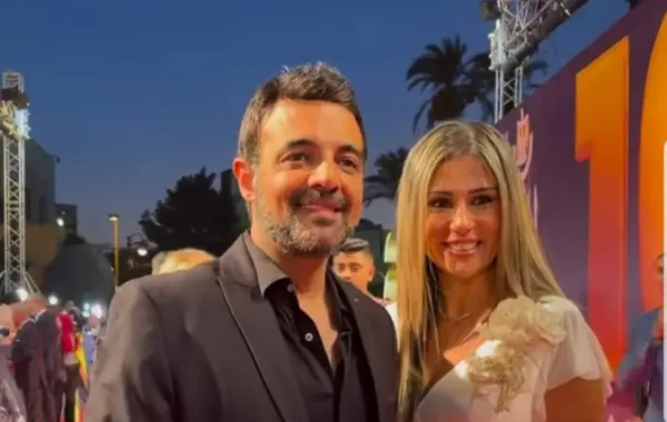 عمرو محمود ياسين وزوجته الإعلامية آيات أباظة - الصورة من حسابها على فيسبوك